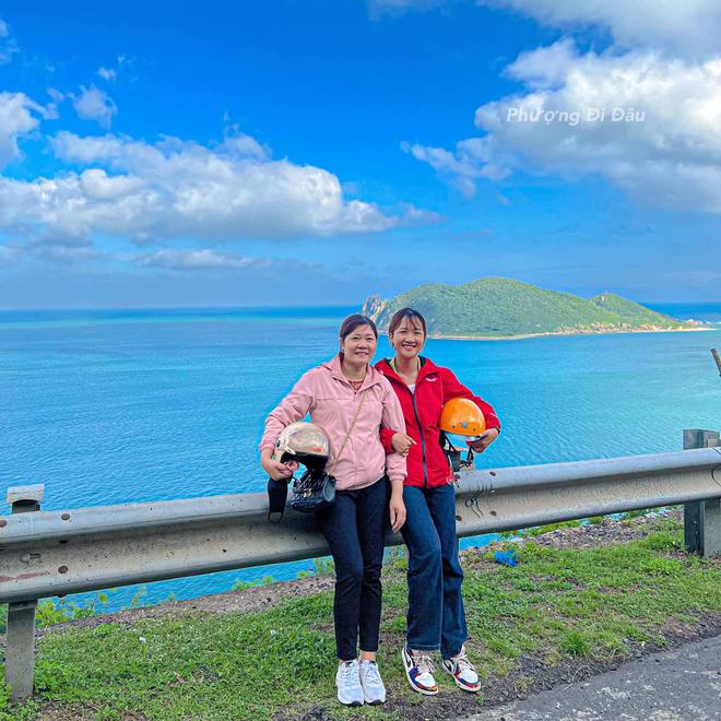 Traveling through Vietnam by motorbike, the girl suddenly had more "companion"  few people think about - 13