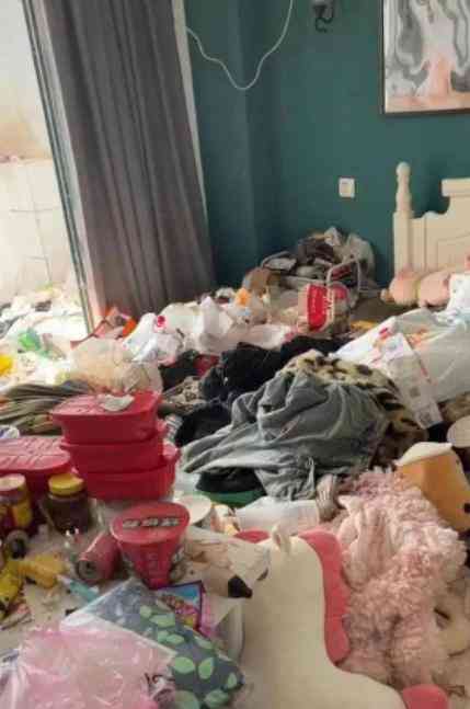 Two girls rented a motel for 2 months, the boss "construction"  when receiving a huge dump - 1