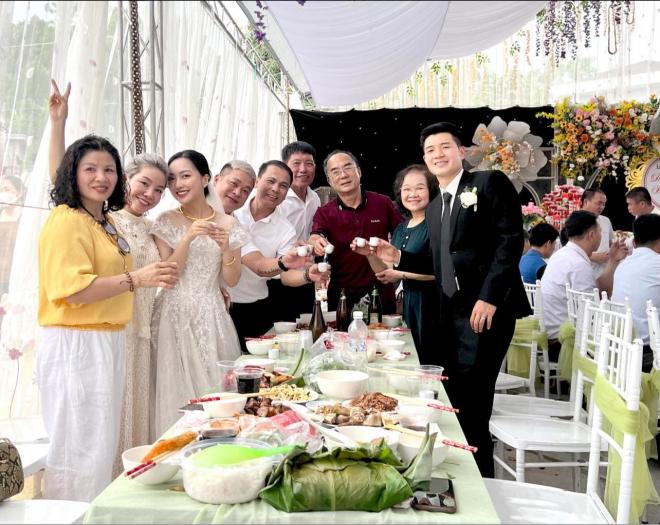 What does Ha Duc Chinh's wife say about the photo " just finished the wedding and had to wash a bunch of dishes&# 34;?  - 3