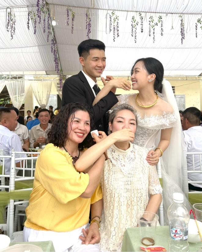 What does Ha Duc Chinh's wife say about the photo " just finished the wedding and had to wash a bunch of dishes&# 34;?  - 4