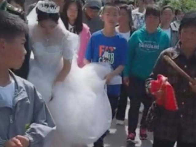 Một hủ tục đám cưới trở thành nỗi ám ảnh của nhiều người dân Trung Quốc