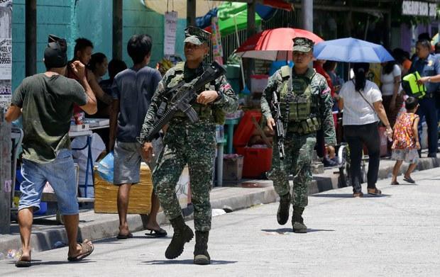 Binh lính Philippines được huy động bảo đảm an ninh trong ngày tổng tuyển cử. ̣(Ảnh: Reuters)