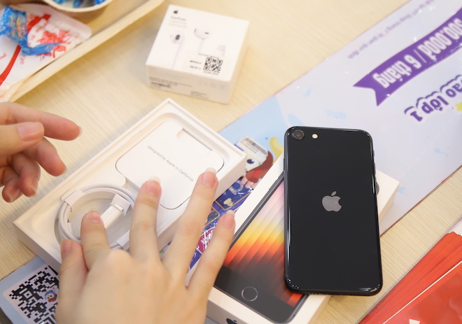Những chiếc iPhone SE (2022) đầu tiên đã được "đập hộp" tại Việt Nam.