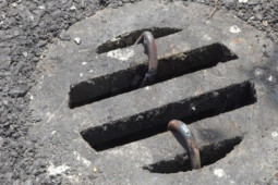 Tin tức trong ngày - VIDEO: Đủ cách chặn nạn trộm nắp cống chắn rác trên cầu Thủ Thiêm 2