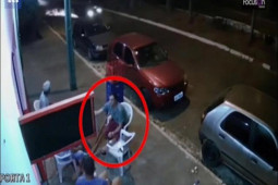 Phi thường - kỳ quặc - Video: Hoảng hồn cảnh lốp xe ô tô văng trúng người đàn ông đang uống bia trên vỉa hè