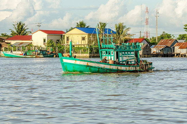 ...hoặc lênh đênh theo một chiếc thuyền trên sông ngay trong thành phố để thưởng thức phong cảnh yên bình, ấm áp của nơi này. 
