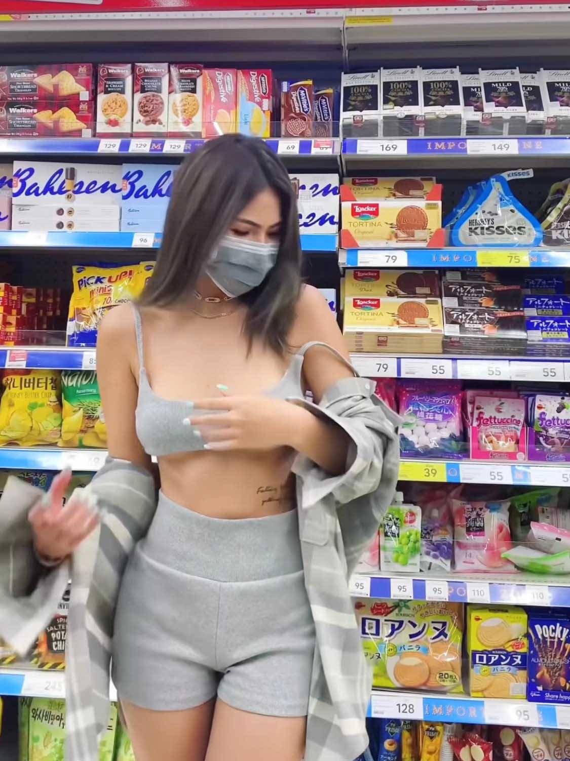The international student attracted attention because the set of clothes to wear to the supermarket was too sexy - 1