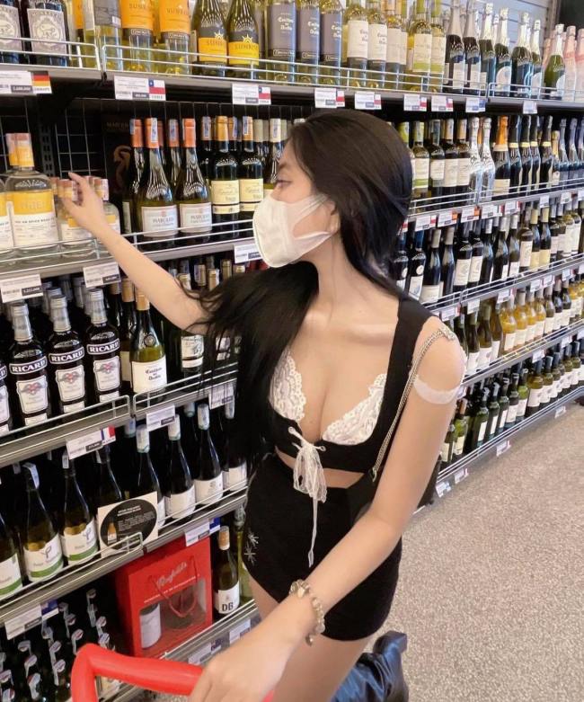 The international student girl attracted attention because the set of clothes to wear to the supermarket was too sexy - 6