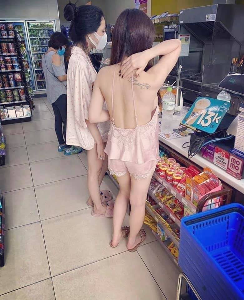 The international student attracted attention because the set of clothes to wear to the supermarket was too sexy - 5