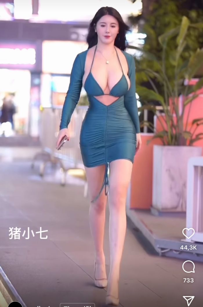 Cô gái xinh đẹp xứ Trung khoe vóc dáng như siêu mẫu trên đường phố với trang phục đi biển.