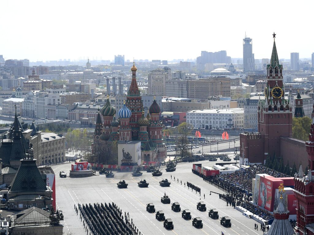 Nga tổ chức duyệt binh rầm rộ ở Quảng trường Đỏ hôm 9.5 (ảnh: CNN)