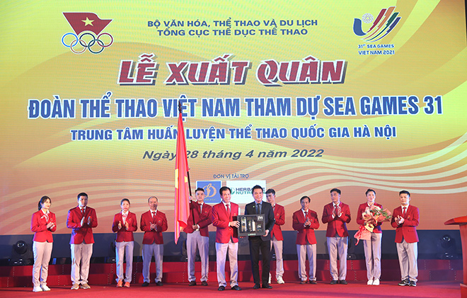 Đại diện Herbalife Việt Nam trao tặng bộ sản phẩm dinh dưỡng tới trưởng đoàn TTVN tại Lễ xuất quân Đoàn thể thao Việt Nam tham dự SEA Games 31.