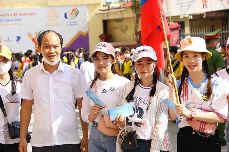 Cũng như trận ra quân tại SEA Games 31 gặp U23 Singapore, các CĐV Lào đã tập trung rất đông tại sân Thiên Trường để cổ vũ cho U23 Lào đối đầu U23 Campuchia