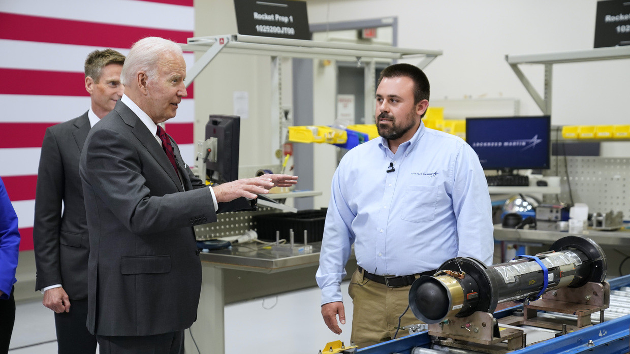 Tổng thống Mỹ Joe Biden tới thăm một cơ sở sản xuất tên lửa Javelin của hãng Lockheed Martin ở bang Alabama vào ngày 3.5.2022&nbsp;
