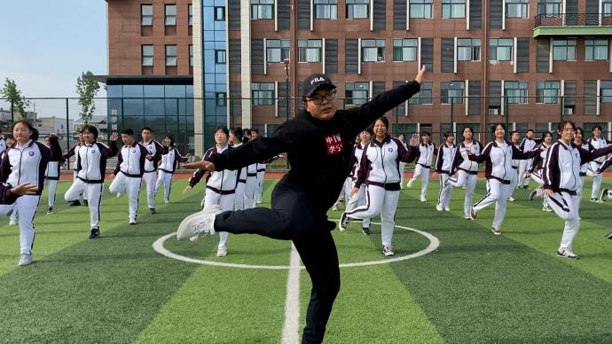 Xiao Chen rất thích bài tập nhảy này.