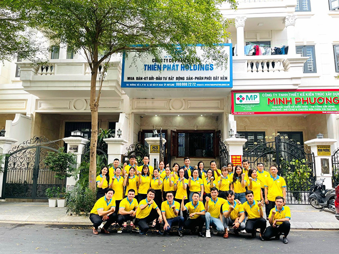 Toàn bộ nhân sự Địa ốc Thiên Phát Holdings chụp hình cuộc họp giao ban thứ 2 hằng tuần với trang phục màu vàng