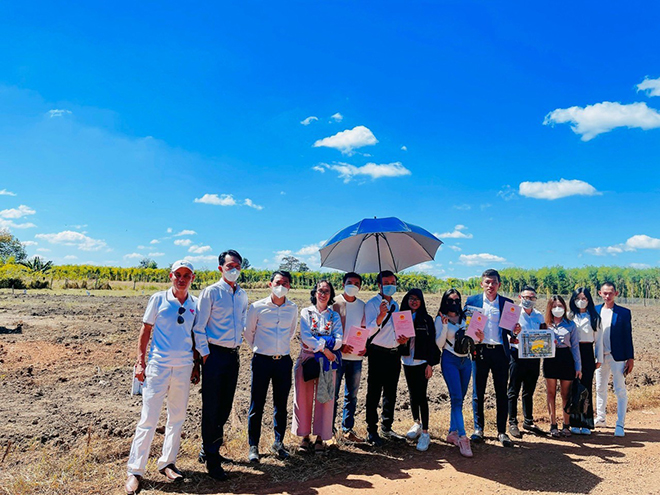 Đưa khách hàng đi tham quan quỹ đất của Địa ốc Thiên Phát Holdings triển khai bán
