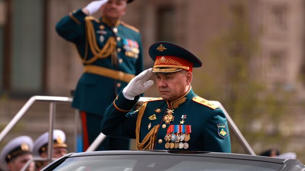 Bộ trưởng Quốc phòng Nga Sergei Shoigu đứng trên ô tô duyệt binh. Ảnh: Sputnik