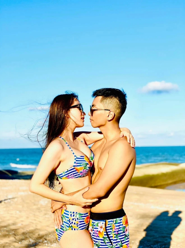 Là một trong những cặp đôi đẹp của showbiz Việt, Khánh Thi thường xuyên đăng tải hình ảnh tình tứ bên ông xã kém 11 tuổi.
