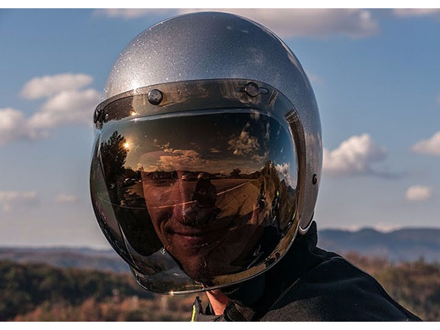 Thế giới xe - Những phụ kiện "tưởng không tiện mà tiện không tưởng" khi đi xe máy dưới trời nắng