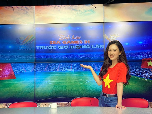Trong trận U23 Việt Nam - U23 Philippines, Ngọc Anh là gương mặt được mời tham gia chương trình. Xuất hiện tại "Bình luận SEA Games 31", "nữ y tá" của phim "Phố trong làng" diện áo cờ đỏ sao vàng cùng nụ cười rạng rỡ.
