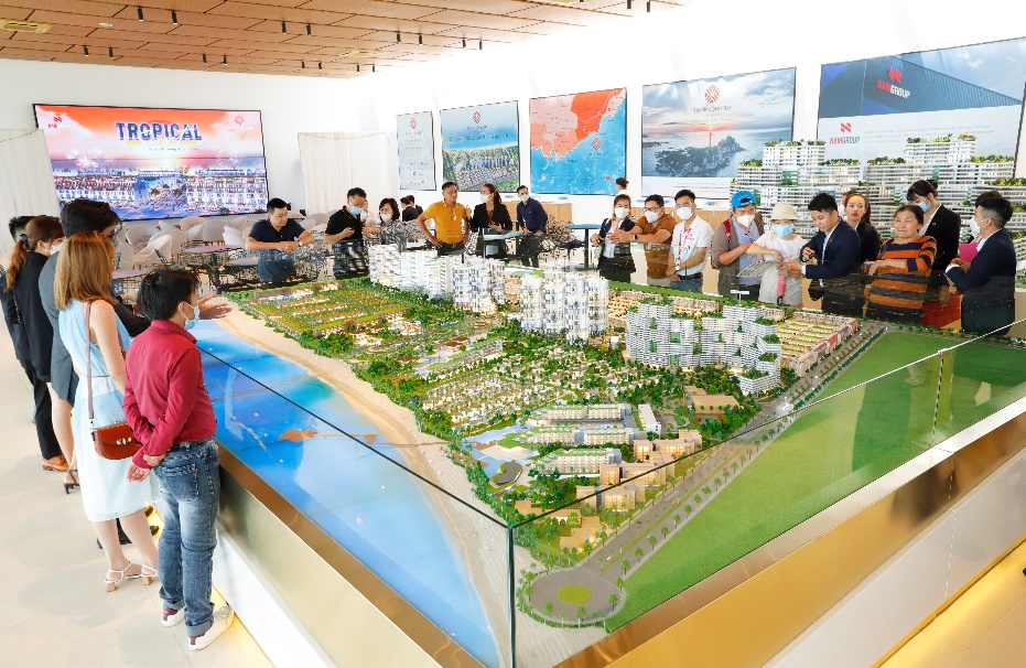 Sự kiện Tropical Sunset Thanh Long Bay tổ chức đúng dịp lễ lớn 30/4 nhưng vẫn thu hút hàng trăm khách hàng tham dự