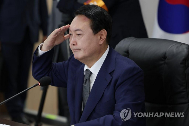 Tân Tổng thống Yoon Suk-yeol chào khi nhận được cuộc gọi báo cáo từ quân đội trong boongke của văn phòng tổng thống mới ở quận Yongsan, Seoul, ngày 10-5. Ảnh: Yonhap