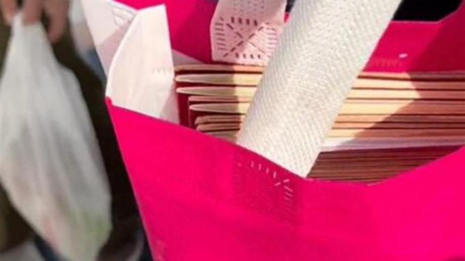 Ông bố mang 20 quyển sổ đỏ đến trung tâm mai mối để tìm bạn gái cho con trai. Ảnh: QQ