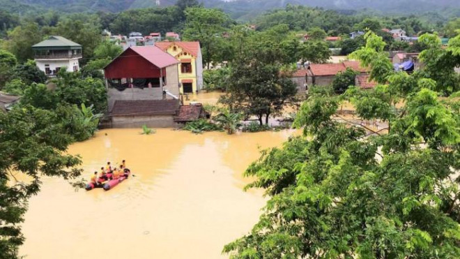Lực lượng chức năng dùng xuồng chuyên dụng giải cứu người dân khỏi vùng chia cắt, ngập lụt tại huyện Chi Lăng.