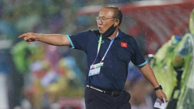 HLV Park Hang-seo bị tố đứng quá gần sân trong một trận đấu tại SEA Games 31