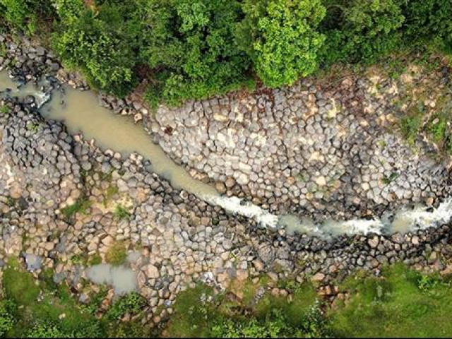 Tin tức trong ngày - Suối Đá cổ tuyệt đẹp đang "kêu cứu"