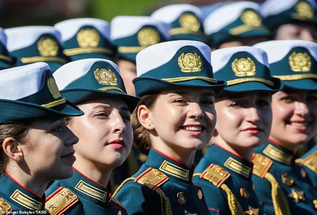 Các nữ quân nhân nước Nga gây ấn tượng với nhan sắc xinh như hoa khi diễu qua Quảng trường Đỏ trong lễ duyệt binh kỷ niệm 77 năm Ngày Chiến thắng của Liên Xô trước phát xít Đức trong Thế chiến 2.
