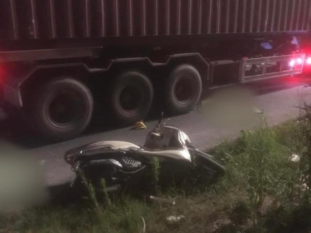 Tin tức trong ngày - Mẹ và con gái tử vong thương tâm sau va chạm với xe đầu kéo