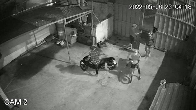 Camera ghi lại toàn cảnh băng trộm gây án ở Bình Chánh - 1