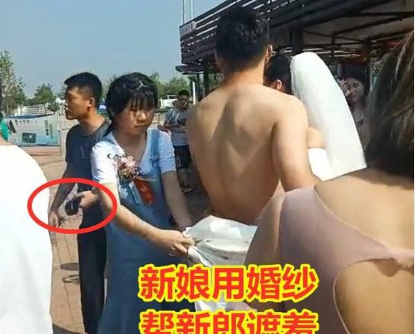Surprised by the bride's reaction when the groom was stripped of his clothes in the middle of the road - 1