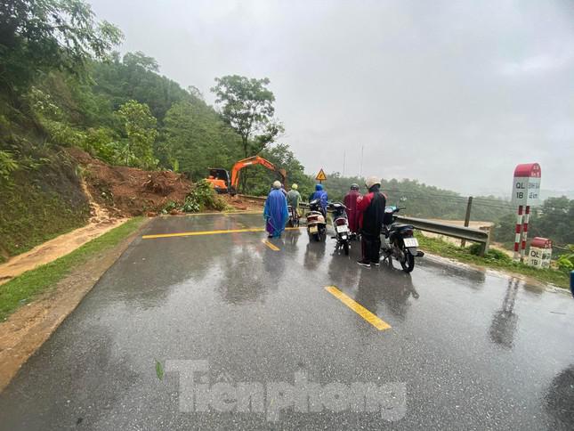 Mưa to kéo dài làm sạt lở đất ở tuyến đường quốc lộ 1B, đoạn qua huyện Văn Quan trên tuyến Thành phố Lạng Sơn- Thái nguyên -Ảnh: Duy Chiến