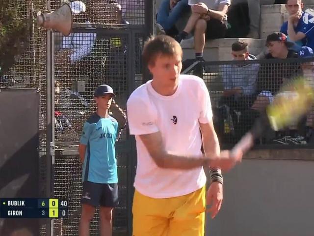 Thể thao - Chơi "xấu" lại gặp may: "Đánh lén" bị bắt bài vẫn ghi điểm ở Rome Open