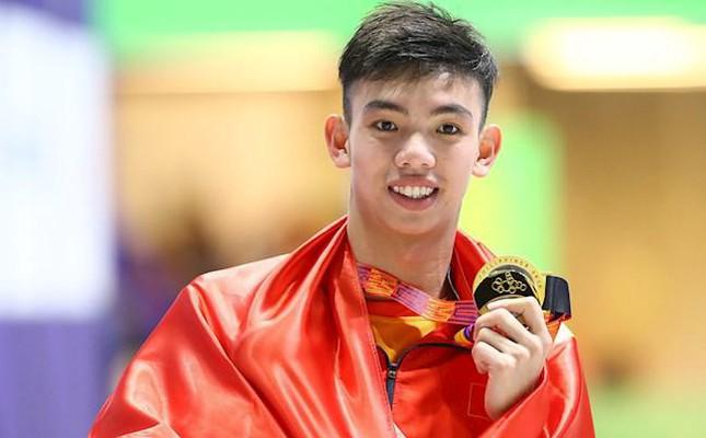Kình ngư Huy Hoàng bất ngờ được chọn cầm cờ tại Lễ khai mạc SEA Games 31 - 1