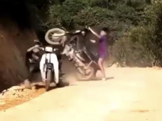 Xe máy - Xe đạp - Clip: Trẻ trâu thể hiện bốc đầu "gõ" thẳng vào đầu tài xế xe máy ngược chiều