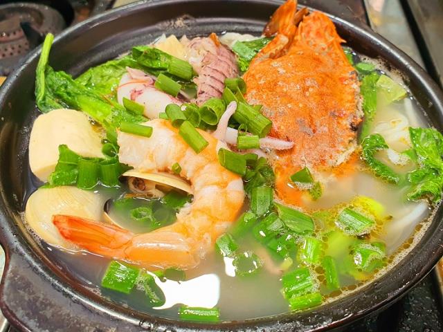 Thị trường - Tiêu dùng - Khám phá quán mì niêu hải sản tại phố cổ Hà Nội, ngày bán 500 suất