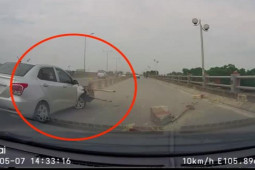 Tin tức trong ngày - Clip: Ô tô bất ngờ “hóa” máy ủi, húc tung dải phân cách trên cầu