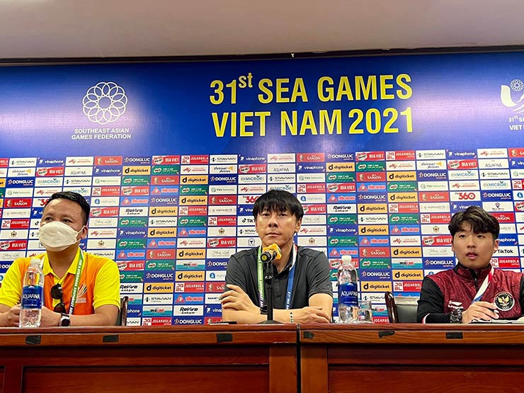 HLV Shin Tae Yong (giữa)&nbsp;của U23 Indonesia