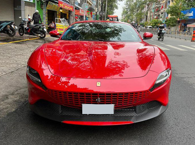 Ông Đặng Lê Nguyên Vũ tự tay cầm lái siêu xe Ferrari Roma - 3
