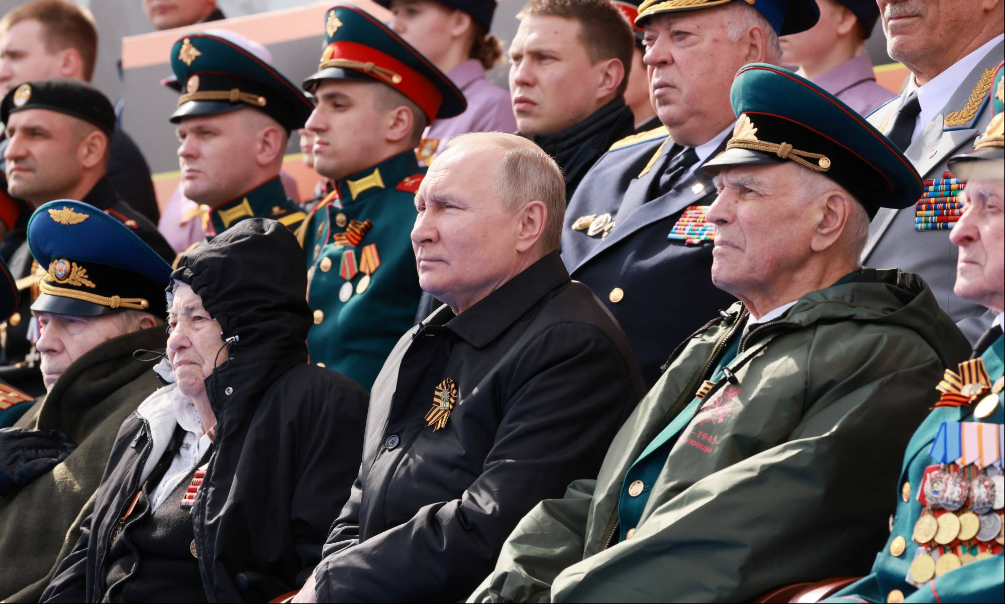 Tổng thống Nga Vladimir Putin cùng các quan khách ở lễ kỷ niệm 77 năm Ngày Chiến thắng tại thủ đô Moscow, Nga hôm 9/5. Ảnh: Reuters