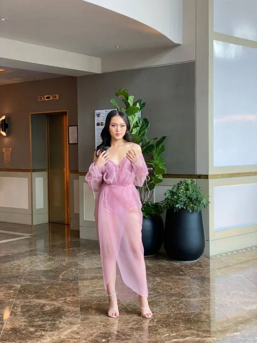 Thuỳ Trang với thiết kế có gam màu ngọt ngào tại sự kiện.