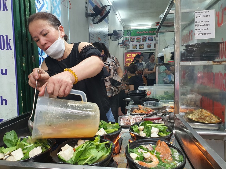 Mì sau khi luộc sơ qua sẽ được cho vào từng niêu theo từng suất, sau đó cho thêm đậu, rau và hải sản theo yêu cầu của khách.