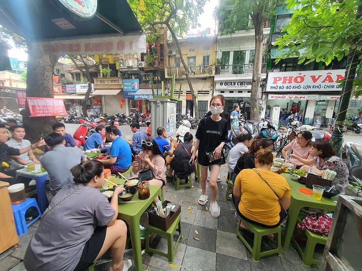 Vào giờ ăn trưa, hầu hết chỗ trong nhà đều chật kín, khách phải ngồi cả bên ngoài vỉa hè.