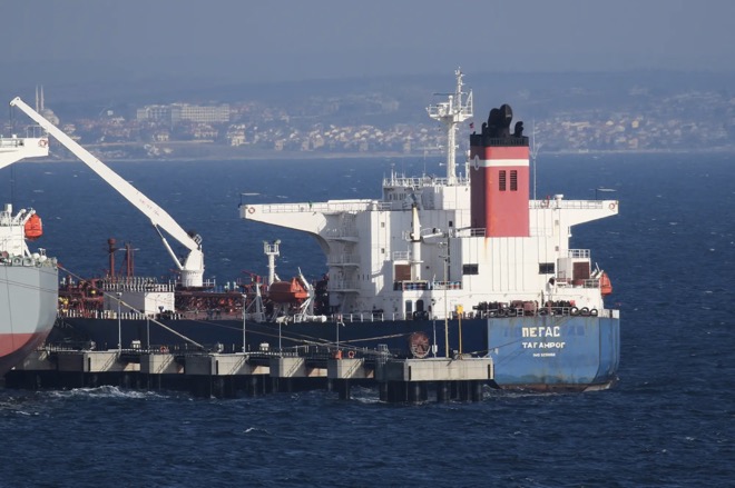Tàu chở dầu treo cờ Nga tại cảng Thổ Nhĩ Kỳ.