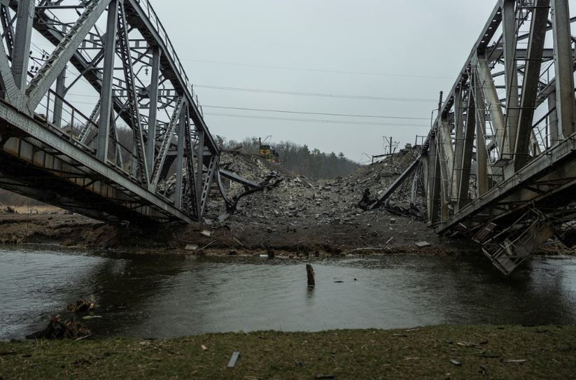 Ukraine đã phá hủy nhiều cây cầu, đường nhằm cản bước tiến của quân đội Nga (ảnh: CNN)