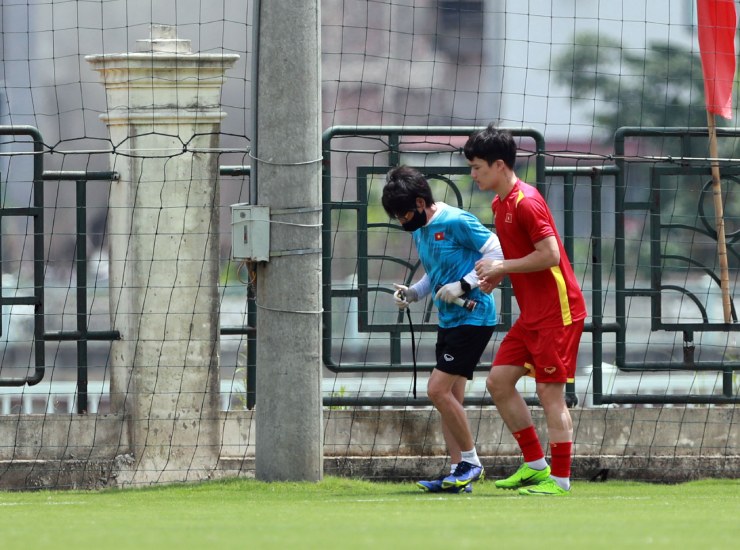 U23 Việt Nam đấu U23 Myanmar: Hoàng Đức bất ngờ tập riêng, có kịp ra sân? - 5